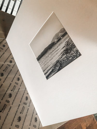 Learn how to get a high end look with a custom gallery wall! You'll learn how to decorate a large wall the easy way! #decoratealargewall #gallerywall