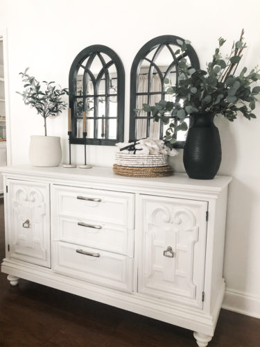 Get ideas to decorate a buffet table! You can even apply these ideas to a console table. #decorateabuffettable
