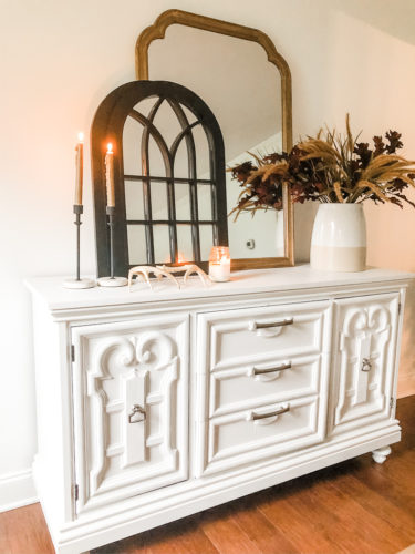 Get ideas to decorate a buffet table! You can even apply these ideas to a console table. #decorateabuffettable