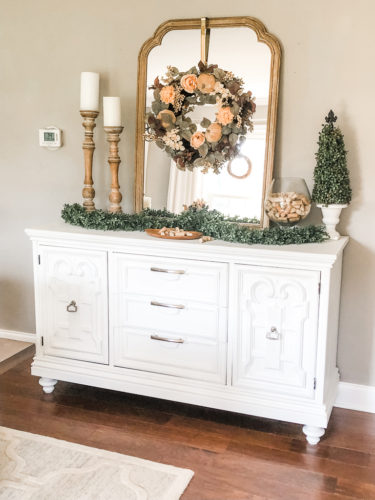 Get ideas to decorate a buffet table! You can even apply these ideas to a console table. #decorateabuffettable