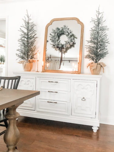 Get ideas to decorate a buffet table! You can even apply these ideas to a console table. #decorateabuffettable