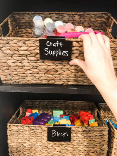 Organize your kids' toys in your living room without sacrificing the esthetic of the room! #organizekidstoys