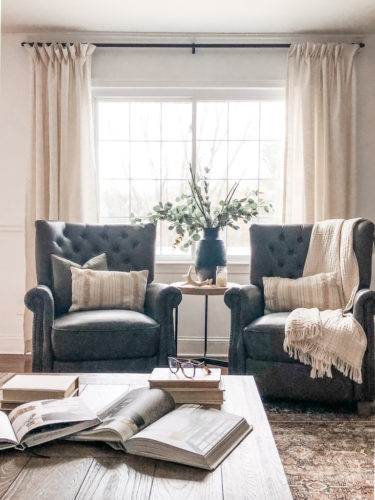 This cozy sitting area makes me want to curl up with a good book and sip a cup of hot tea. #cozysittingarea
