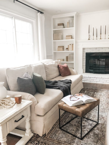 Get tons of living room decor ideas for your space! Make a beautiful and functional space using these ideas #livingroomdecorideas