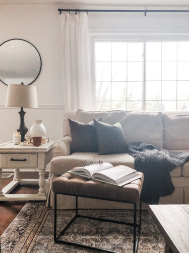 Get tons of living room decor ideas for your space! Make a beautiful and functional space using these ideas #livingroomdecorideas