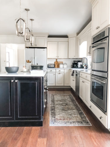 Ideas and tips to decorate your kitchen countertops so they're practical and also pretty! #kitchencountertops