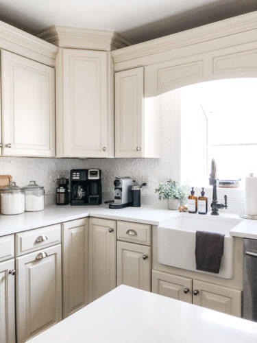 Ideas and tips to decorate your kitchen countertops so they're practical and also pretty! #kitchencountertops