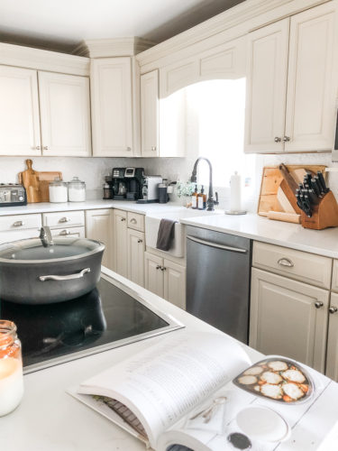 Ideas and tips to decorate your kitchen countertops so they're practical and also pretty! #kitchencountertops