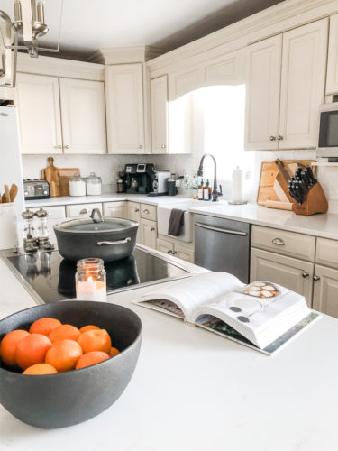 Ideas and tips to decorate your kitchen countertops so they're practical and also pretty! #kitchencountertops