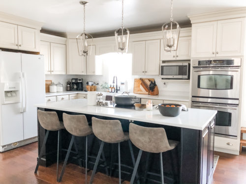 Ideas and tips to decorate your kitchen countertops so they're practical and also pretty! #kitchencountertops