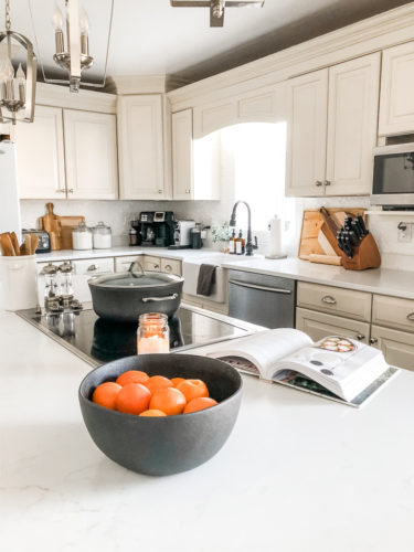 Ideas and tips to decorate your kitchen countertops so they're practical and also pretty! #kitchencountertops
