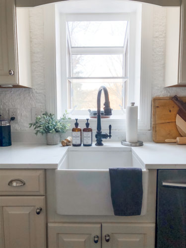 Ideas and tips to decorate your kitchen countertops so they're practical and also pretty! #kitchencountertops