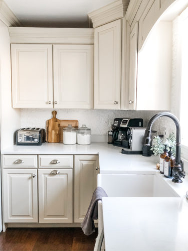 Ideas and tips to decorate your kitchen countertops so they're practical and also pretty! #kitchencountertops