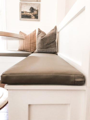 Breakfast nook ideas and inspiration that are both practical and beautiful. Take your dining nook area to the next level. #breakfastnookideas