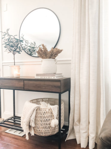 Get tips for modern rustic and simple console table decor. Plus, tips you can apply to your own table styling! #consoletabledecor