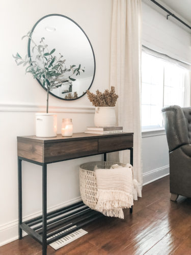Get tips for modern rustic and simple console table decor. Plus, tips you can apply to your own table styling! #consoletabledecor