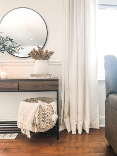 Get tips for modern rustic and simple console table decor. Plus, tips you can apply to your own table styling! #consoletabledecor