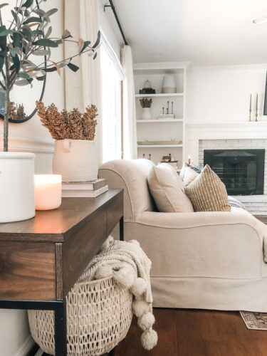 This living room decor is cozy and elegant! She mixes comfy, neutral furniture and decor for a relaxing retreat! #livingroomdecorcozy