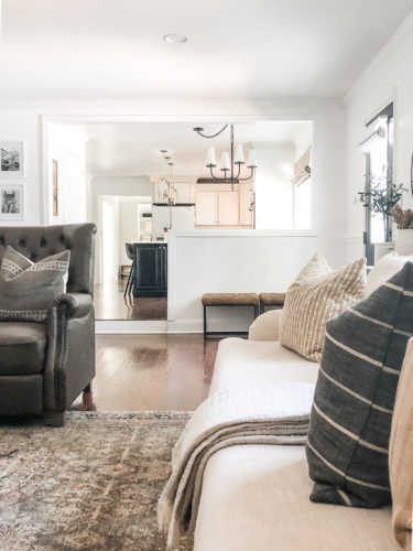 This living room decor is cozy and elegant! She mixes comfy, neutral furniture and decor for a relaxing retreat! #livingroomdecorcozy