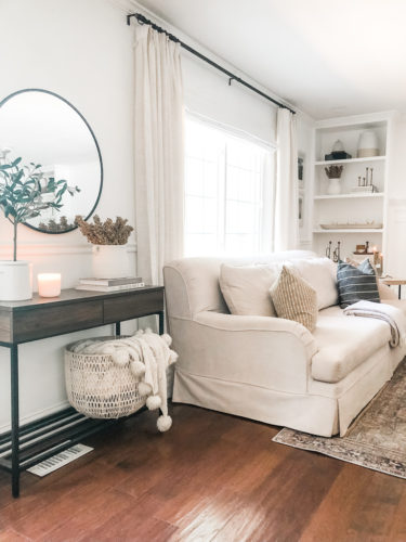 This living room decor is cozy and elegant! She mixes comfy, neutral furniture and decor for a relaxing retreat! #livingroomdecorcozy