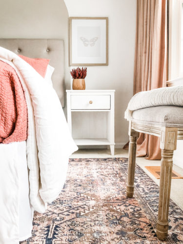 Blush bedroom makeover! Get beautiful girls bedroom ideas for a young girl. #girlsbedroomideas #blushbedroom #girlsbedroommakeover #pinkbedroom