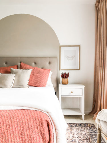 Blush bedroom makeover! Get beautiful girls bedroom ideas for a young girl. #girlsbedroomideas #blushbedroom #girlsbedroommakeover #pinkbedroom