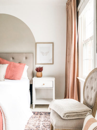 Blush bedroom makeover! Get beautiful girls bedroom ideas for a young girl. #girlsbedroomideas #blushbedroom #girlsbedroommakeover #pinkbedroom