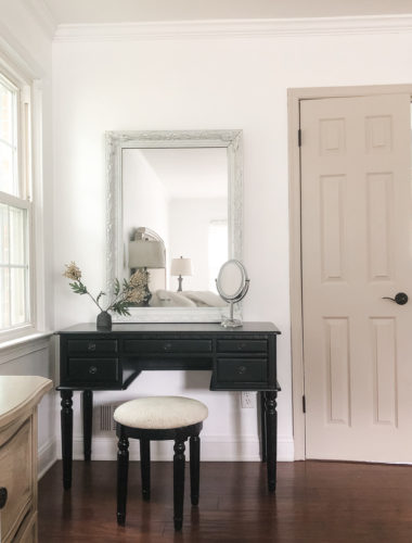 This beautiful makeup vanity space is simple yet sophisticated! #makeupvanity #vanityideas