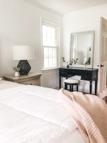 This beautiful makeup vanity space is simple yet sophisticated! #makeupvanity #vanityideas