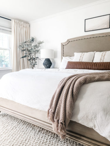 Gorgeous black, white, and beige neutral & modern bedroom design ideas! Cozy and French country modern bedroom. #modernbedroomdesign #neutralbedroomideas
