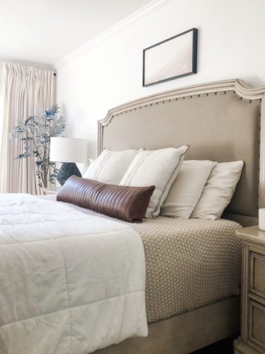 Gorgeous black, white, and beige neutral & modern bedroom design ideas! Cozy and French country modern bedroom. #modernbedroomdesign #neutralbedroomideas