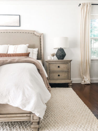 Gorgeous black, white, and beige neutral & modern bedroom design ideas! Cozy and French country modern bedroom. #modernbedroomdesign #neutralbedroomideas