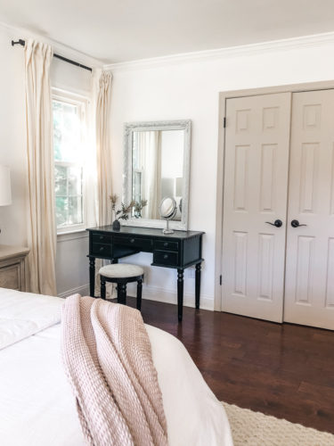Gorgeous black, white, and beige neutral & modern bedroom design ideas! Cozy and French country modern bedroom. #modernbedroomdesign #neutralbedroomideas