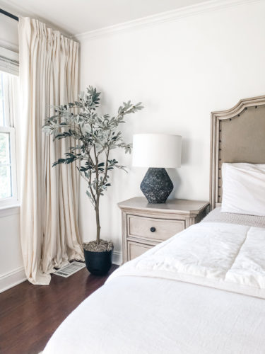 Gorgeous black, white, and beige neutral & modern bedroom design ideas! Cozy and French country modern bedroom. #modernbedroomdesign #neutralbedroomideas