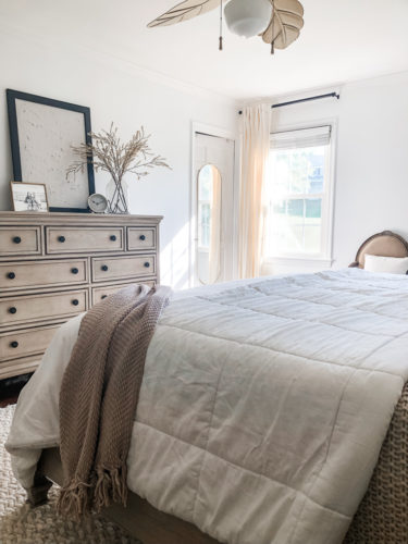Gorgeous black, white, and beige neutral & modern bedroom design ideas! Cozy and French country modern bedroom. #modernbedroomdesign #neutralbedroomideas