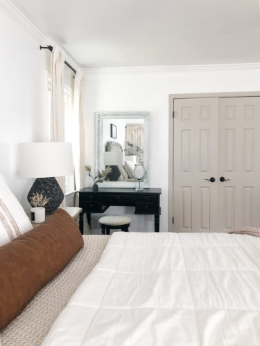 Gorgeous black, white, and beige neutral & modern bedroom design ideas! Cozy and French country modern bedroom. #modernbedroomdesign #neutralbedroomideas