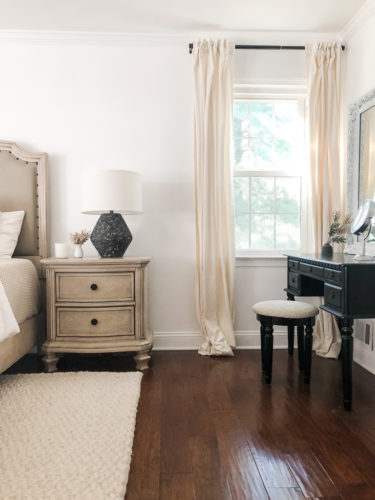 Gorgeous black, white, and beige neutral & modern bedroom design ideas! Cozy and French country modern bedroom. #modernbedroomdesign #neutralbedroomideas