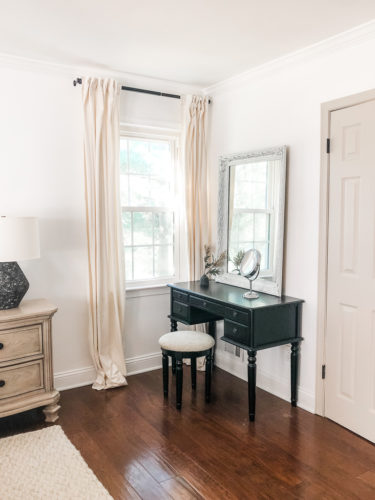Gorgeous black, white, and beige neutral & modern bedroom design ideas! Cozy and French country modern bedroom. #modernbedroomdesign #neutralbedroomideas