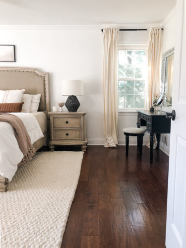 Gorgeous black, white, and beige neutral & modern bedroom design ideas! Cozy and French country modern bedroom. #modernbedroomdesign #neutralbedroomideas