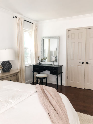 Gorgeous black, white, and beige neutral & modern bedroom design ideas! Cozy and French country modern bedroom. #modernbedroomdesign #neutralbedroomideas