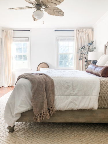 Gorgeous black, white, and beige neutral & modern bedroom design ideas! Cozy and French country modern bedroom. #modernbedroomdesign #neutralbedroomideas