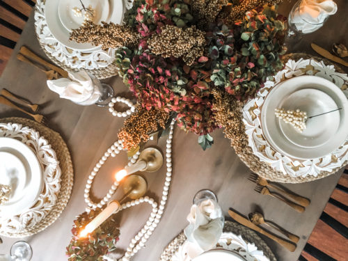 Elegant Thanksgiving table setting using brown, gold, and blush #elegantthanksgivingtablesetting