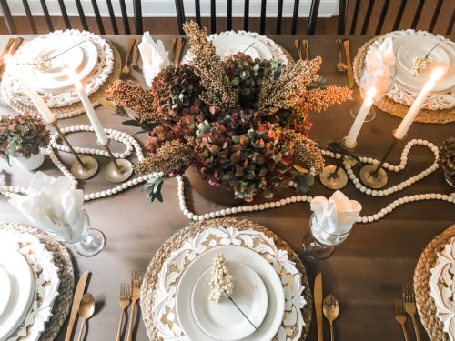 Elegant Thanksgiving table setting using brown, gold, and blush #elegantthanksgivingtablesetting