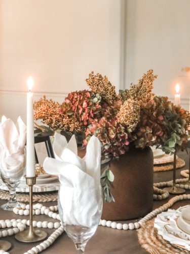 Elegant Thanksgiving table setting using brown, gold, and blush #elegantthanksgivingtablesetting