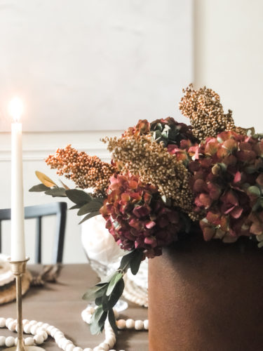 Elegant Thanksgiving table setting using brown, gold, and blush #elegantthanksgivingtablesetting