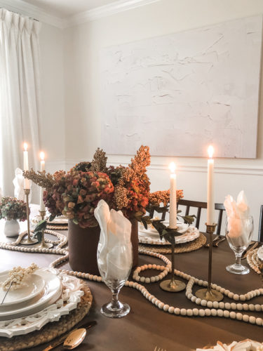 Elegant Thanksgiving table setting using brown, gold, and blush #elegantthanksgivingtablesetting