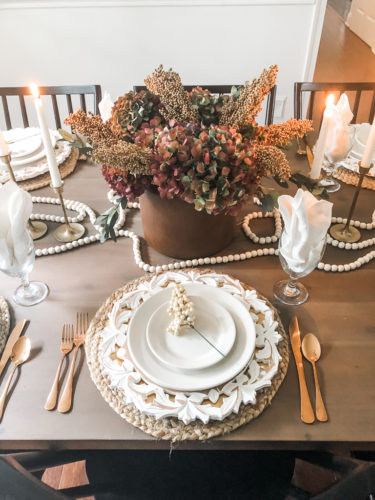 Elegant Thanksgiving table setting using brown, gold, and blush #elegantthanksgivingtablesetting