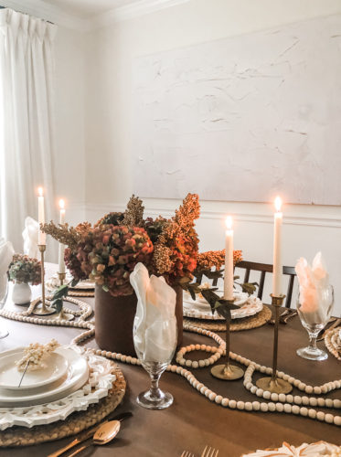 Elegant Thanksgiving table setting using brown, gold, and blush #elegantthanksgivingtablesetting