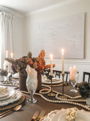 Elegant Thanksgiving table setting using brown, gold, and blush #elegantthanksgivingtablesetting