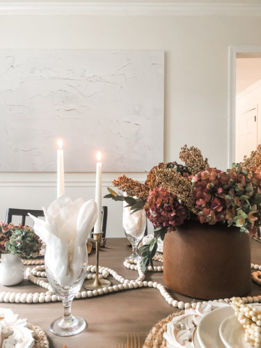 Elegant Thanksgiving table setting using brown, gold, and blush #elegantthanksgivingtablesetting